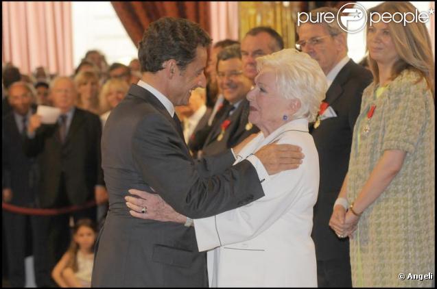 Nicolas Sarkozy embrasse Line Renaud, qu'il vient de faire Grand Officier à l'Ordre National du Mérite, au Palais de l'Elysée.