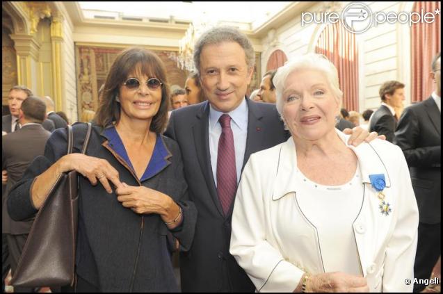 Michel Drucker et Françoise Coquet ont assisté au sacre de Line Renaud en tant que Grand Officier à l'Ordre National du Mérite, au Palais de l'Elysée, mardi 30 juin 2009