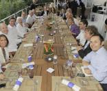 Grand repas pour Line Renaud et tous ses convives ! 