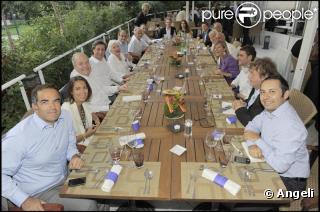 Grand repas pour Line Renaud et tous ses convives ! 