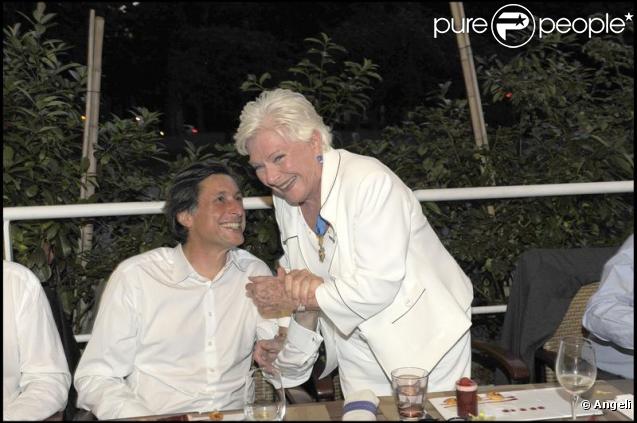 Après la décoration de Line Renaud, place à la fête ! Patrick de Carolis était évidemment aux côtés de la personnalité du jour pour trinquer ! 
