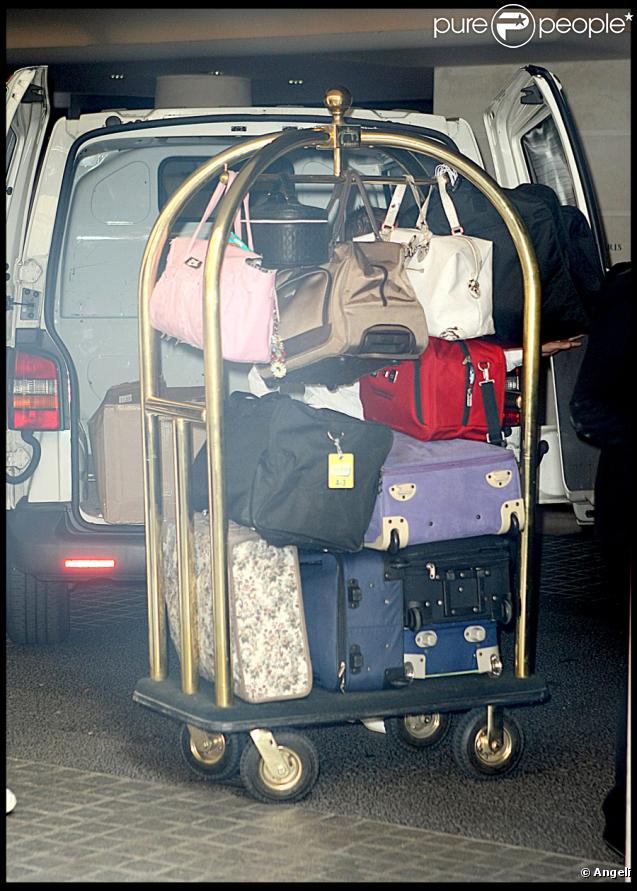 Britney Spears arrivant à Paris, le 3 juillet 2009. Elle sait voyager... léger ! 