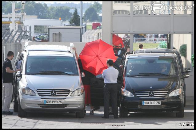 Britney Spears arrivant à Paris, le 3 juillet 2009. Dispositif discrétion enclanché ! 