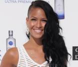 Cassie superbe dans une robe très courte 