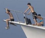Sean Penn et ses enfants en vacances sur un bateau