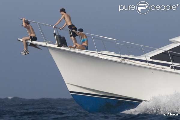Sean Penn et ses enfants en vacances sur un bateau
