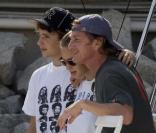 Sean Penn et ses enfants en vacances sur un bateau