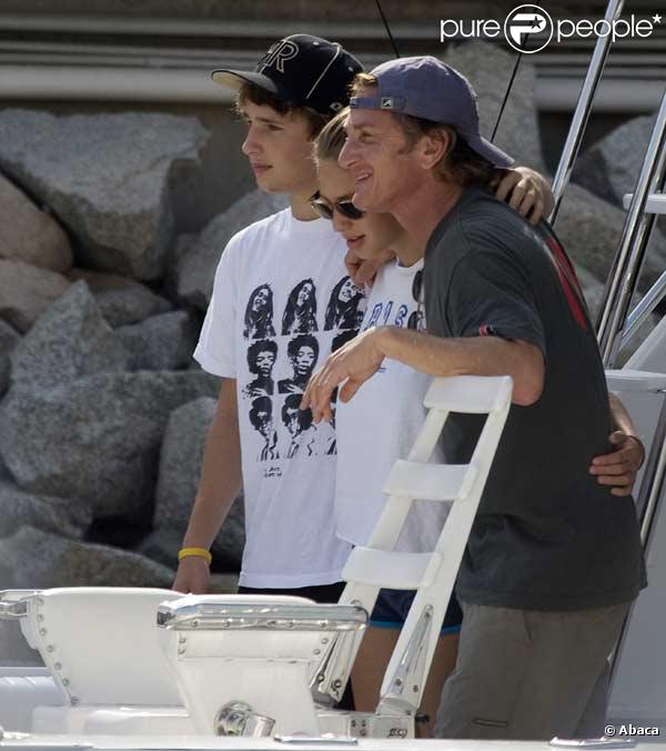 Sean Penn et ses enfants en vacances sur un bateau