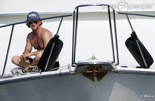Sean Penn en vacances sur un bateau