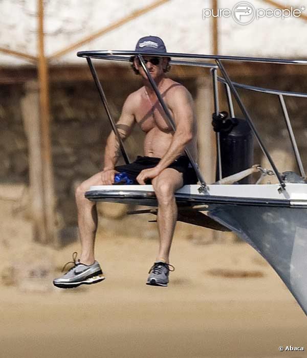 Sean Penn en vacances sur un bateau