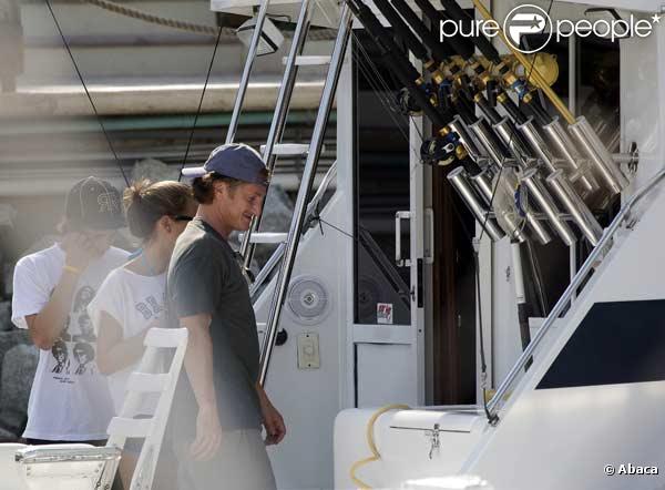 Sean Penn et ses enfants en vacances sur un bateau