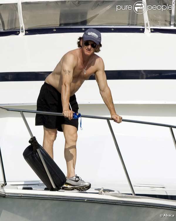 Sean Penn en vacances sur un bateau