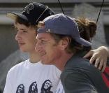 Sean Penn et son fils en vacances sur un bateau