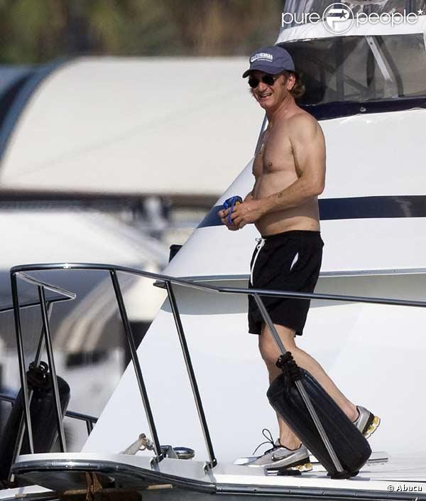 Sean Penn en vacances sur un bateau