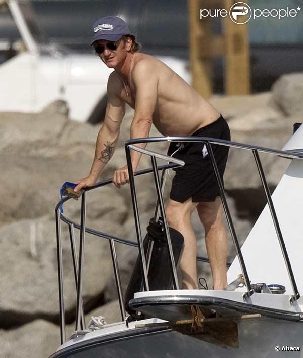 Sean Penn en vacances sur un bateau