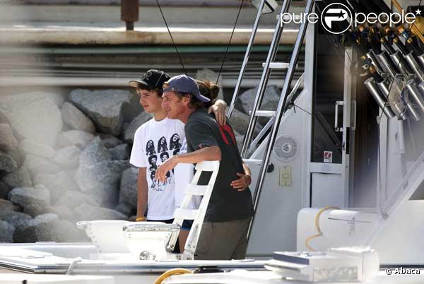 Sean Penn et ses enfants en vacances sur un bateau