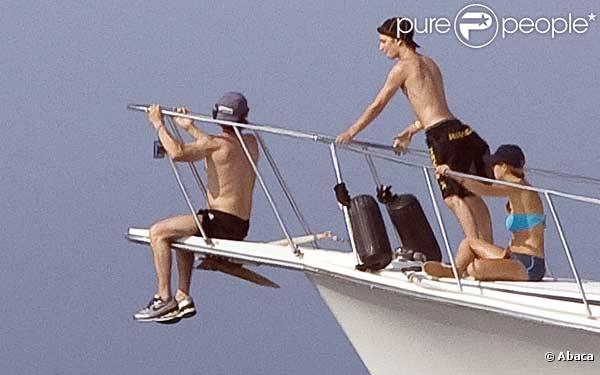 Sean Penn et ses enfants en vacances sur un bateau