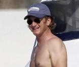Sean Penn en vacances sur un bateau