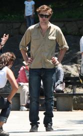 Robert Pattinson sur le tournage de Remember Me à New York le 30 juin 2009
