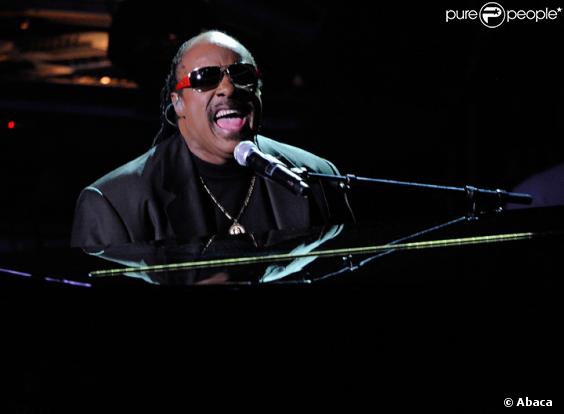 Stevie Wonder chante pour l'hommage à Michael Jackson au Staples Center de Los Angeles le 7 juillet 2009 
