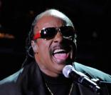Stevie Wonder chante pour l'hommage à Michael Jackson au Staples Center de Los Angeles le 7 juillet 2009 