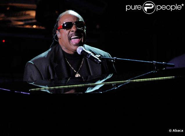 Stevie Wonder chante pour l'hommage à Michael Jackson au Staples Center de Los Angeles le 7 juillet 2009 