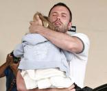Ben Affleck console sa petite Violet à Los Angeles, hier