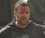 Russel Crowe en sang en plein tournage de Robin des bois sur une plage anglaise