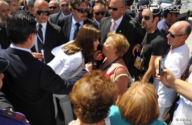 Carla Bruni visite L'Aquila et va à la rencontre des rescapés victimes du séisme, en avril dernier. 10/07/09