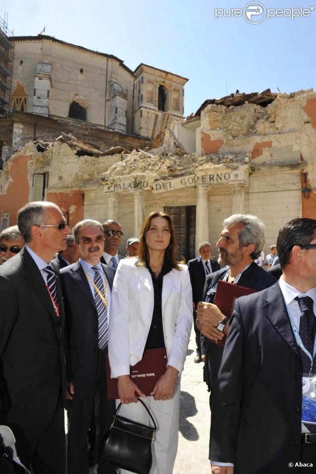 Carla Bruni visite L'Aquila et va à la rencontre des rescapés victimes du séisme, en avril dernier. 10/07/09