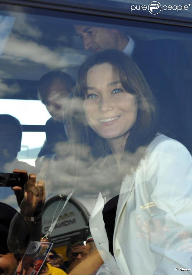 Carla Bruni visite L'Aquila et va à la rencontre des rescapés victimes du séisme, en avril dernier. 10/07/09
