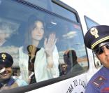 Carla Bruni visite L'Aquila et va à la rencontre des rescapés victimes du séisme, en avril dernier. 10/07/09