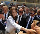 Carla Bruni visite L'Aquila et va à la rencontre des rescapés victimes du séisme, en avril dernier. 10/07/09
