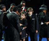 L'hommage public pour Michael Jackson ici avec sa famille : Paris, Prince Michael, Tito, Marlon, Randy, Jackie, Janet, LaToya and Rebbie Jackson  