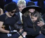 L'hommage public pour Michael Jackson ici avec sa famille : Janet et Latoya réconfortant Paris, la fille de Michael 