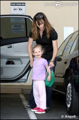 Jennifer Garner emmène sa fille Violet à l'école de Santa Monica le 10 juillet 2009