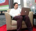 David Arquette apelle le public à faire un don pour l'association Feeding America. Pour cela, il a décidé de se faire enfermer dans une boîte en plexiglas durant deux jours. Juillet 2009 