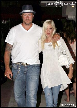 Tori Spelling et son mari Dean McDermott sortent du restaurant Nobu à Los Angeles le 17 juillet 2009