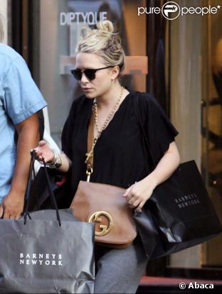 Ashley Olsen sort de chez Barney's à New York le 18 juillet 2009