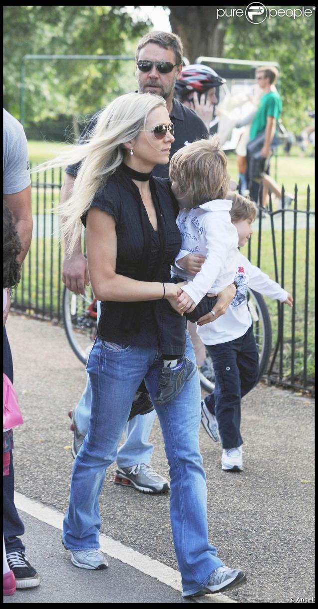 Russell Crowe avec sa femme Danielle et leurs fils Charles et Tennyson (Londres, 18 juillet 2009)