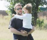 Russell Crowe et son fils Tennyson (Londres, 18 juillet 2009)