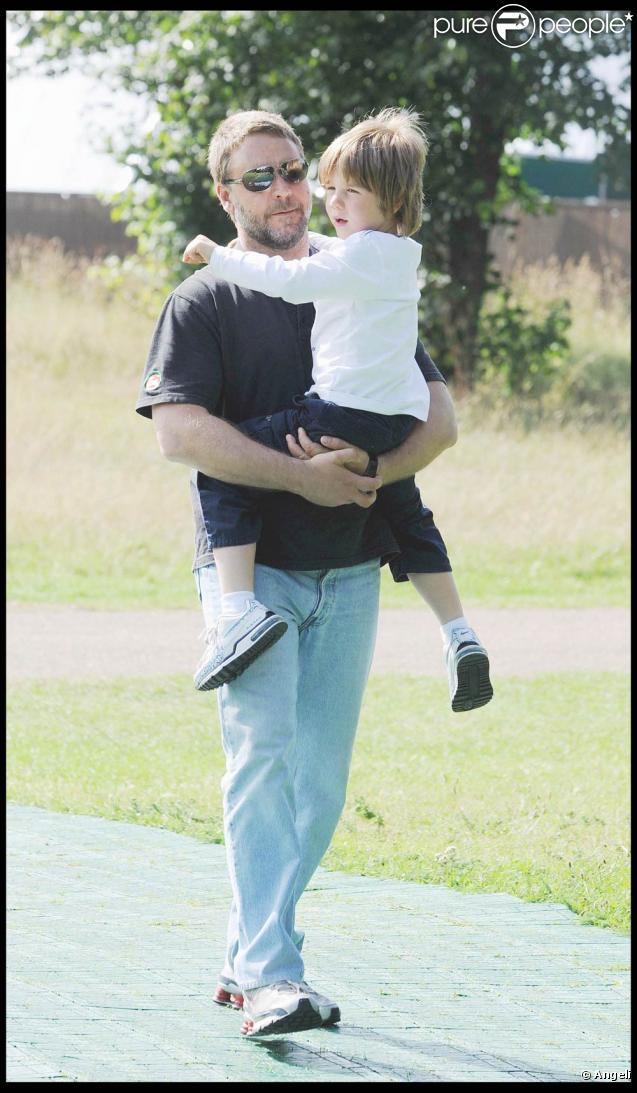 Russell Crowe et son fils Tennyson (Londres, 18 juillet 2009)