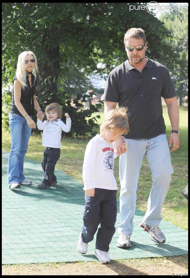 Russell Crowe avce sa femme Danielle et leurs fils chares et Tennyson (Londres, 18 juillet 2009)