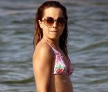 Mena Suvari en mode sirène sur la plage ! 