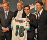Marc Anthony hier soir mardi 21 juillet à New York pour une conférence de presse avec le club Miami Dolphins. Entouré des actionnaires du club. 