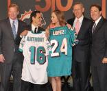 Jennifer Lopez et Marc Anthony hier soir mardi 21 juillet à New York pour une conférence de presse avec le club Miami Dolphins.