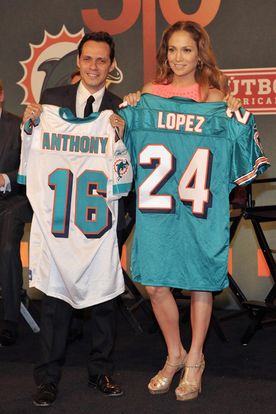 Jennifer Lopez et Marc Anthony hier soir mardi 21 juillet à New York pour une conférence de presse avec le club Miami Dolphins.