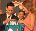 Jennifer Lopez et Marc Anthony hier soir mardi 21 juillet à New York pour une conférence de presse avec le club Miami Dolphins.