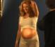 Angie Everhart sur le tournage d"une publicité pour les crèmes anti-vergétures Palmer