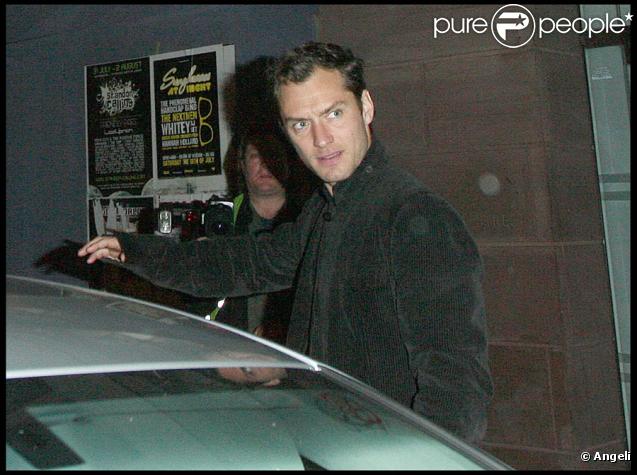 Jude Law sort du restaurant The Automat à Londres, le 22 juillet 2009